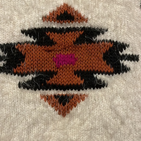 Ladies Billabong Fuzzy soft cream colored Aztec Tribal Print Sweater M - Picture 3 of 9